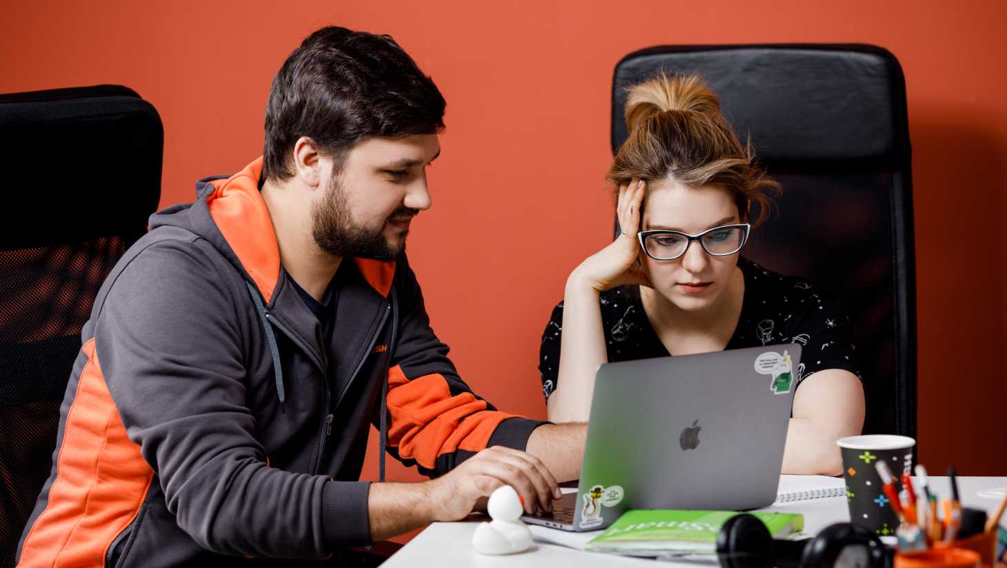 Man and woman behind a computer